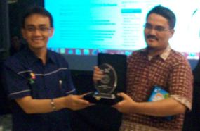 Hasnul Suhaimi, Presdir XL menyerahkan hadiah pada pemenang pertama 'Super Blog' ISBA 2009, Jonriah Ukur Ginting