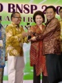 2009-12-22-menerima-competency-award-bnsp.jpg